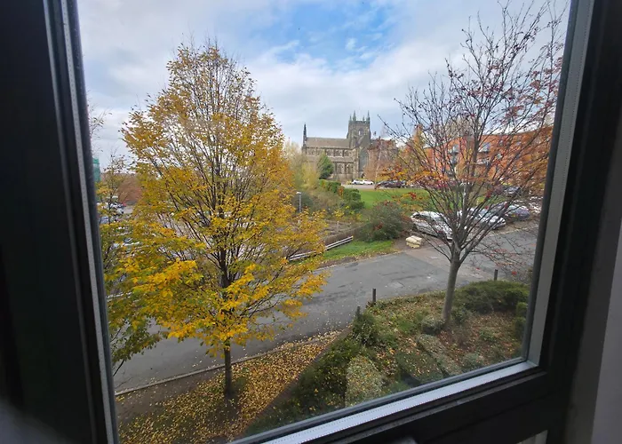 2 Bedroom Flat With Free Parking *