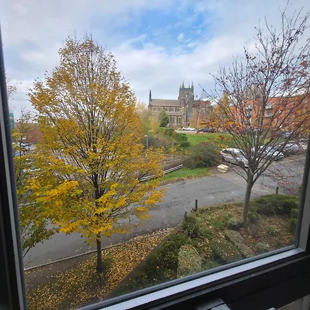 2 Bedroom Flat With Free Parking *