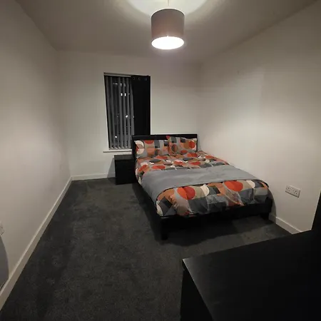 2 Bedroom Flat With Free Parking Лідс